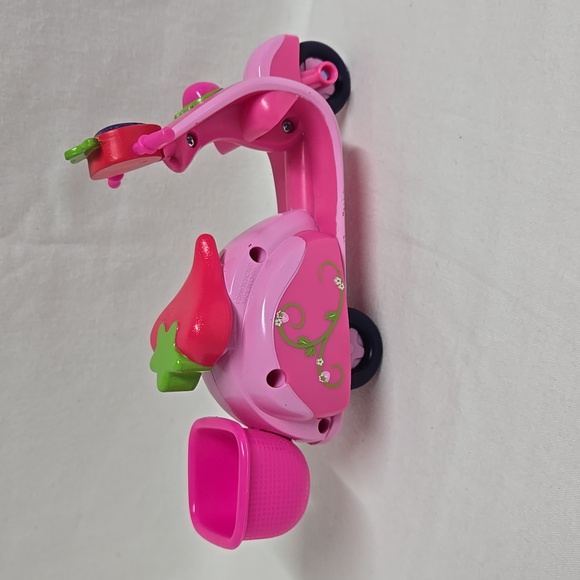 Strawberry Shortcake Scooter Pink Rolling Wheels NICE Condition 2015 TCFC - Picture 1 of 14